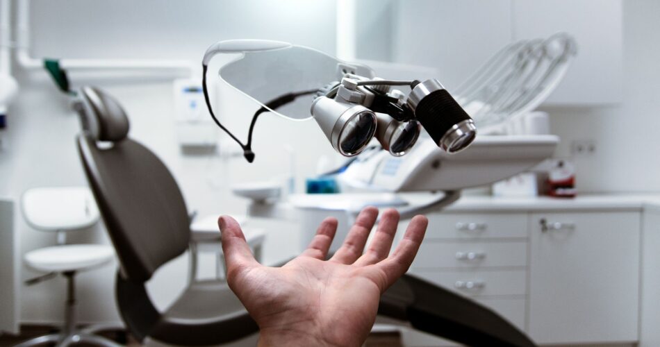 Sângerarea gingiilor: când e gingivită, când devine parodontită și ce faci concret